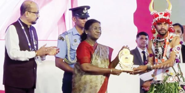  शहीद वीर नारायण सिंह स्मृति लोक कला महोत्सव में लिंगों घोटुल मांदरी नाचा दल प्रथम