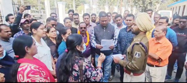कश्यप समाज ने एसपी दफ्तर घेरा, निष्पक्ष की मांग