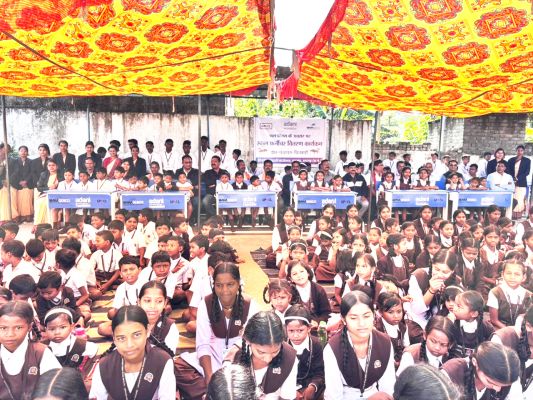 बाल दिवस पर अदाणी फाउंडेशन ने स्कूल को दिए फर्नीचर