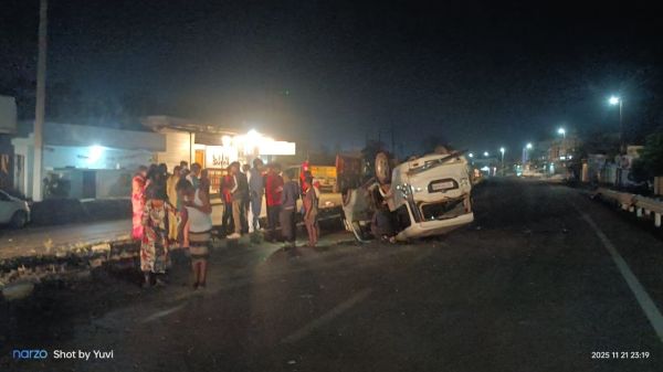 तेज रफ्तार स्कार्पियो अनियंत्रित होकर पलटी, वाहन के उड़े परखच्चे चार युवक बाल-बाल बच