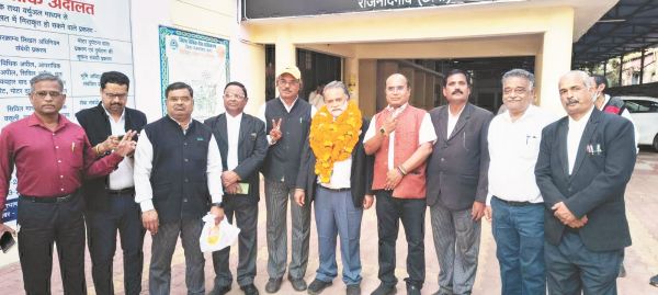 स्टेट बार काउंसिल चुनाव जीतने के बाद प्रशांत का नांदगांव कोर्ट में स्वागत