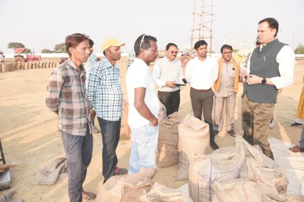 कमिश्नर ने धान उपार्जन केन्द्र का निरीक्षण किया