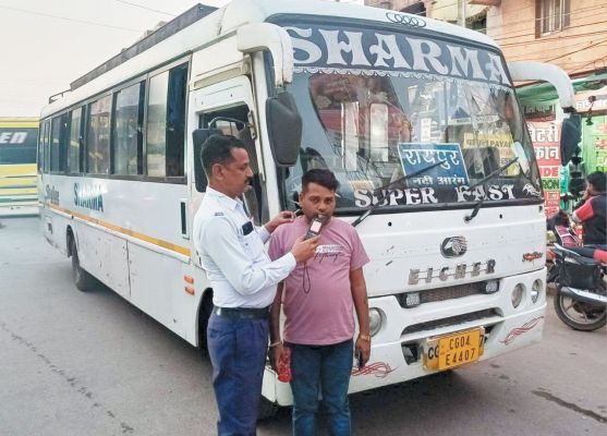 शराब पीकर बस चला रहे दो ड्राइवर पकड़े गए, बसें जब्त