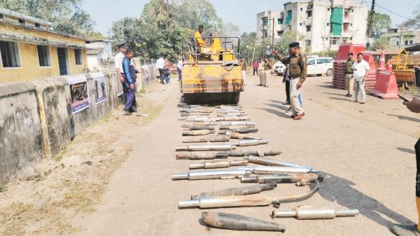 पुलिस ने रोड रोलर से नष्ट कराए 200 मॉडिफाई साइलेंसर