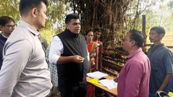  तुमकपाल पहुंचे कलेक्टर, ग्रामीणों से जाना योजनाओं का लाभ