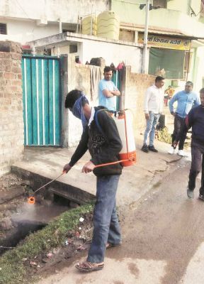 कौरिनभाठा में संक्रामक बीमारी की शिकायत, महापौर ने किया निरीक्षण