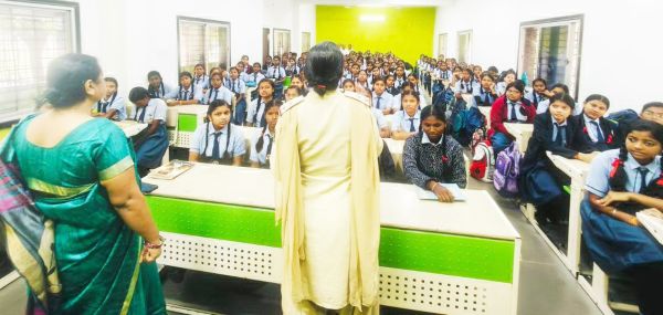 200 छात्राओं ने पढ़ा साइबर अपराध व यातायात नियमों का पाठ