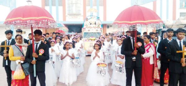 धूमधाम से निकली ख्रीस्त राजा की शोभायात्रा