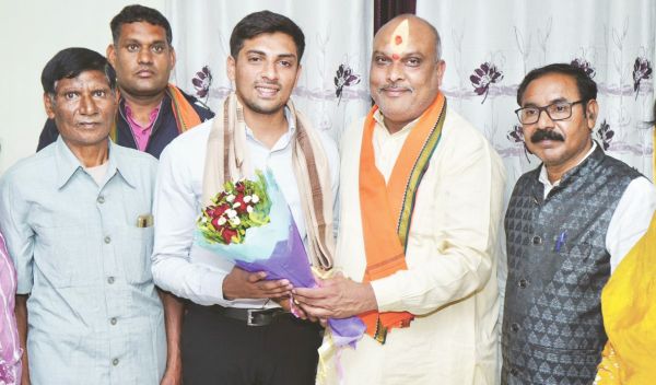 ग्रामीण विधायक ललित ने देवेश साहू का किया सम्मान