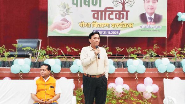 एनटीपीसी लारा द्वारा किसानों को पौधा वितरण