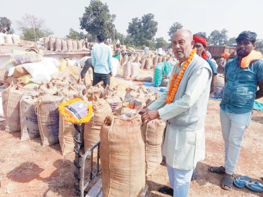 पोड़ सोसायटी में शिवगोविंद ने किया धान खरीदी का शुभारंभ