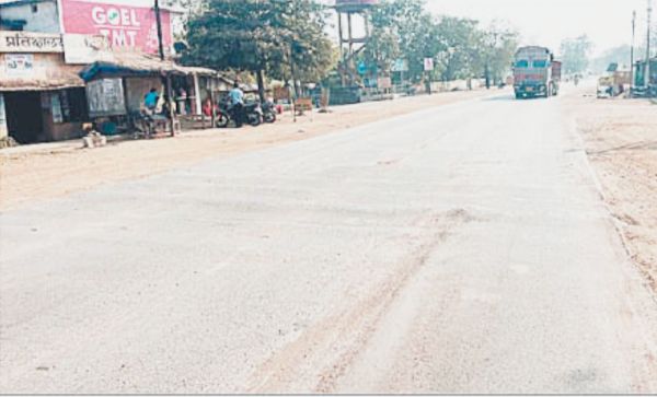 खबर का असर:  बिना मापदण्ड बनाए गए स्पीड ब्रेकर का पैचवर्क शुरू