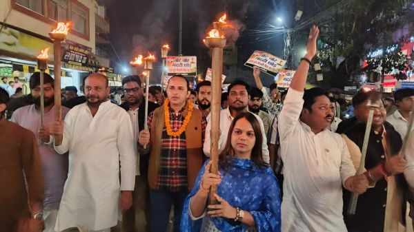 युवक कांग्रेस ने शहर में निकाली मशाल रैली