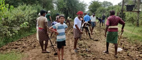 ग्रामीणों और युवाओं ने श्रमदान कर  कच्ची सडक़ को चलने लायक बनाया