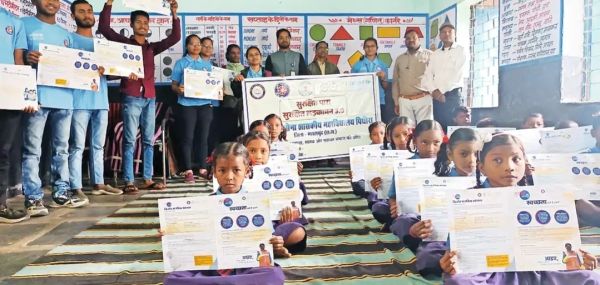 कॉलेज विद्यार्थी पहुंचे गांवों के स्कूल, किया जागरूक