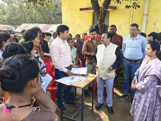 कमिश्नर ने पलारी व बलौदाबाजार तहसील में एसआईआर कार्य का किया निरीक्षण