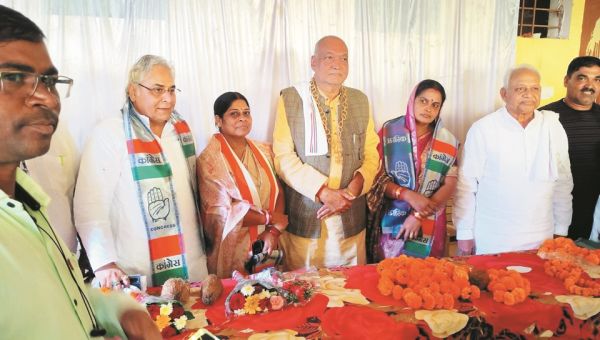 वोरा, जांगिड़-चौबे संग प्रभारी के रूप में कवर्धा पहुँचे