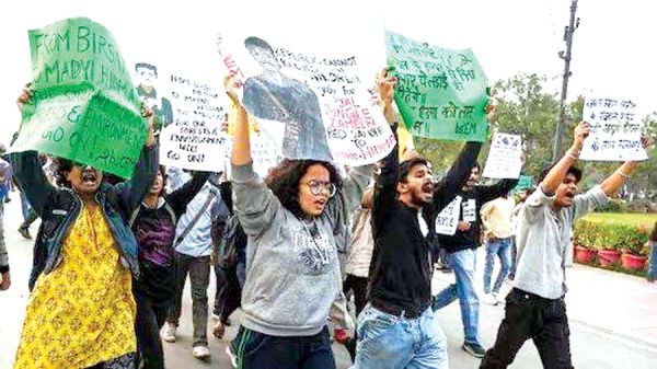 इंडिया गेट पर हिड़मा का समर्थन, रायपुर में असर, शर्मा ने बस्तर बुलाया