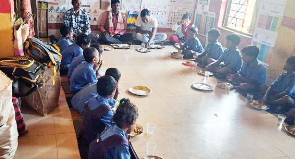 स्कूल में न्योता भोज, सरपंच ने बच्चों को बांटे कॉपी-पेन