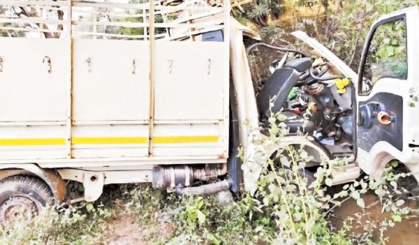 मालवाहक की टक्कर, 3 की मौत, दो घायल