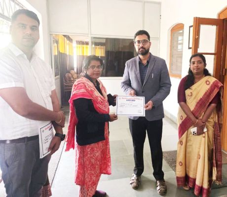 जिला निर्वाचन अधिकारी ने सरायपाली के बीएलओ को किया सम्मानित