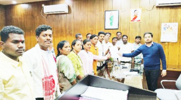 बस्तर जिला सरपंच संघ ने विकास कार्यों के लिए मांगी राशि, जिपं सीईओ को सौंपा ज्ञापन