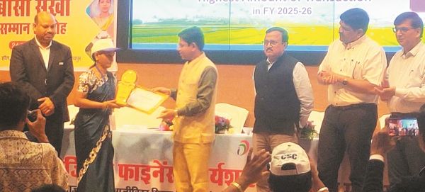 दुर्ग की तारा साहू उत्कृष्ट बीसी सखी अवार्ड से सम्मानित