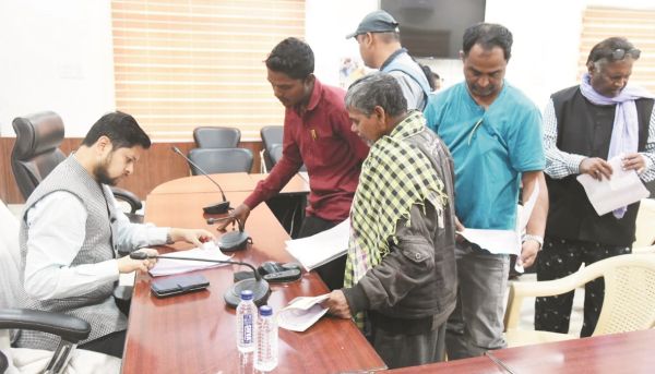 जनदर्शन : आवासीय पट्टा और ऋण वसूली के मामलों पर शीघ्र कार्रवाई के दिए निर्देश