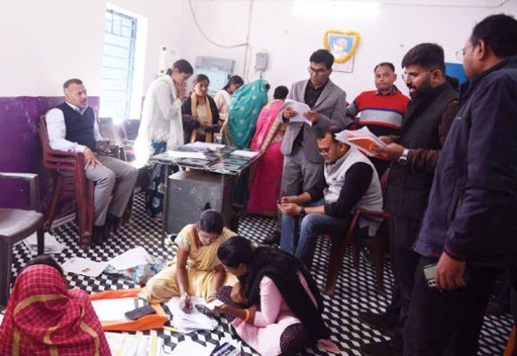 कलेक्टर ने एसआईआर कार्यों का किया निरीक्षण