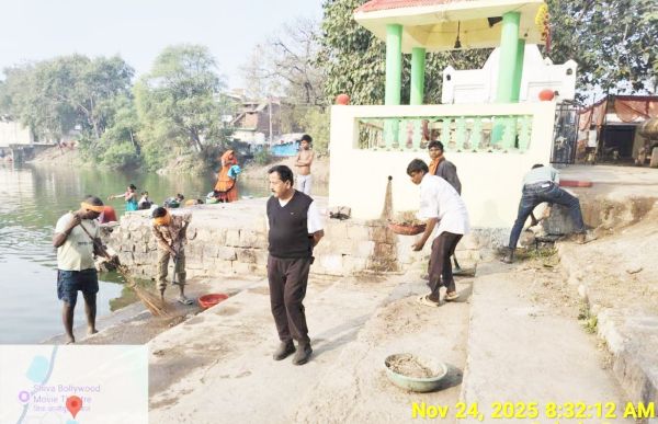 नपाध्यक्ष व पार्षदों ने श्रमदान कर देवरहा तालाब की सफाई की