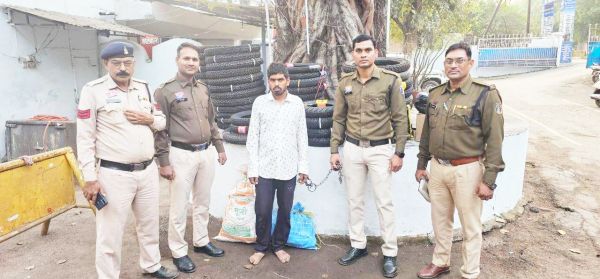 बाइक के पार्ट्स चोरी, नौकर गिरफ्तार