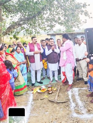 सामुदायिक भवन के लिए  भूमिपूजन, मितानिनों का सम्मान