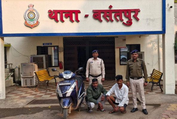 गर्दन पर चाकू रख लूट, दो गिरफ्तार