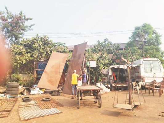 गंज चौक की कबाड़ी दुकान को निगम ने हटाया