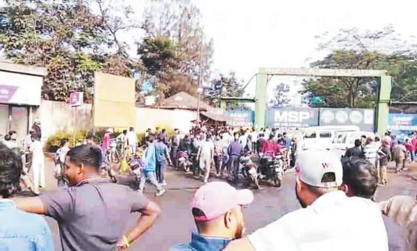 एमएसपी उद्योग में हादसे के बाद परिजनों का प्रदर्शन