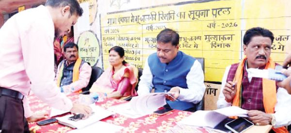 मंत्री केदार ने की एसआईआर की समीक्षा और खुद भरें ग्रामीणों के फॉर्म