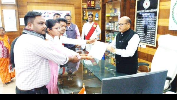 10 दिन की सेवा के बाद कार्यमुक्ति से नाराज युवा, कलेक्टर कार्यालय में जताया विरोध