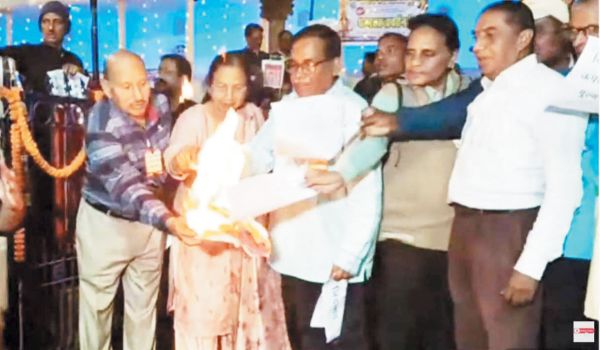 नए लेबर कोड की अधिसूचना जलाकर किया खारिज, राष्ट्रपति के नाम ज्ञापन सौंपा