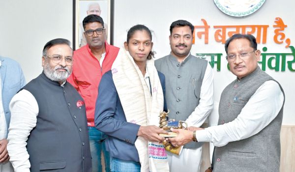 सीएम ने महिला कबड्डी विश्वकप की स्टार खिलाड़ी संजू देवी को दी बधाई