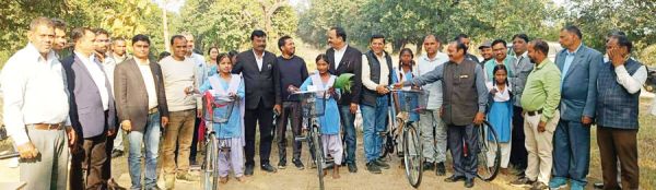 छात्राओं को मिली साइकिल