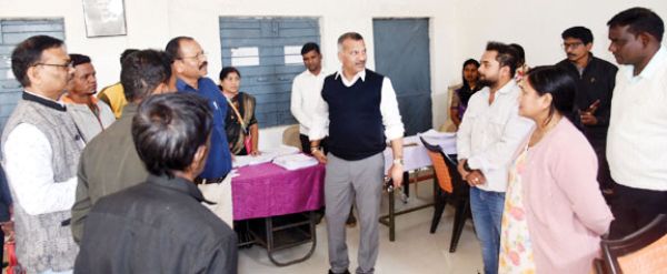 कलेक्टर ने बतौली-सीतापुर ब्लॉक में एसआईआर कार्यों का किया निरीक्षण