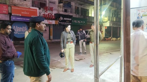 नांदगांव के मानव मंदिर चौराहे के मेडिकल दुकान में घुसकर युवक पर चाकू से कई वार