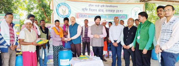 कुलपति ने दी कृषि सामग्रियां