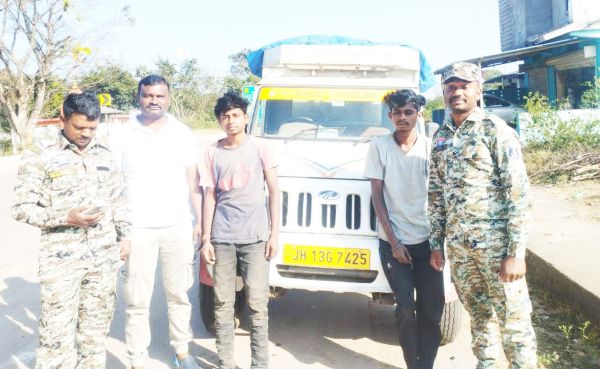 झारखंड से अवैध रूप से धान ला रहे दो वाहन जब्त, 12 टन 90 क्विंटल धान जब्त