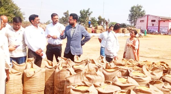धान खरीदी ने पकड़ी रफ्तार, कलेक्टर ने उपार्जन केन्द्रों का किया निरीक्षण
