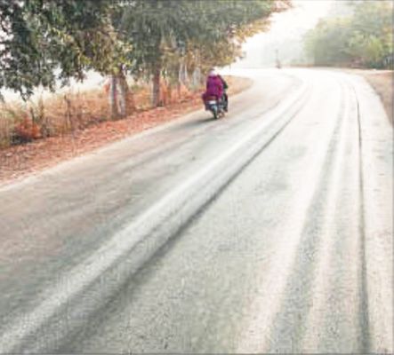 कई जगहों पर सडक़ उखडऩे और बीच से दबने से हादसे की आशंका