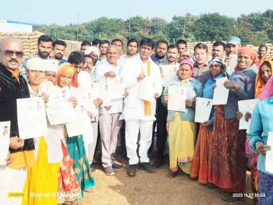 धान खरीदी केंद्रों में पहुंचे विधायक, किसानों से की मुलाकात