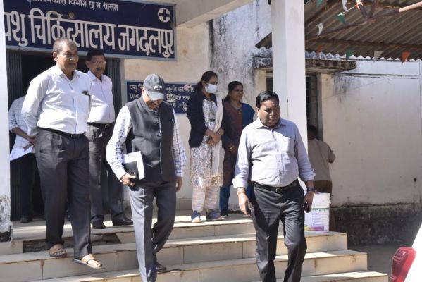 कमिश्नर ने जिला पशु चिकित्सालय का किया निरीक्षण