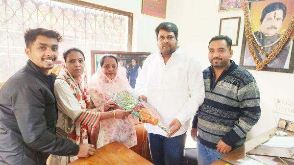 कार्यकर्ताओं का बधाई देने का सिलसिला शुरू