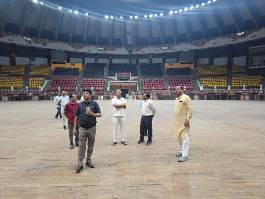 स्टेडियम में गंदगी सीवरेज लाईन के टूटे चेम्बर-ढक्कन पर नाराज हुए सभापति